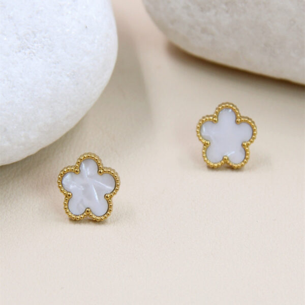 boucles-d-oreilles-trefle-en-nacre-et-acier-inoxydable-elegance-et-raffinement_blanc_6726720f9ba80